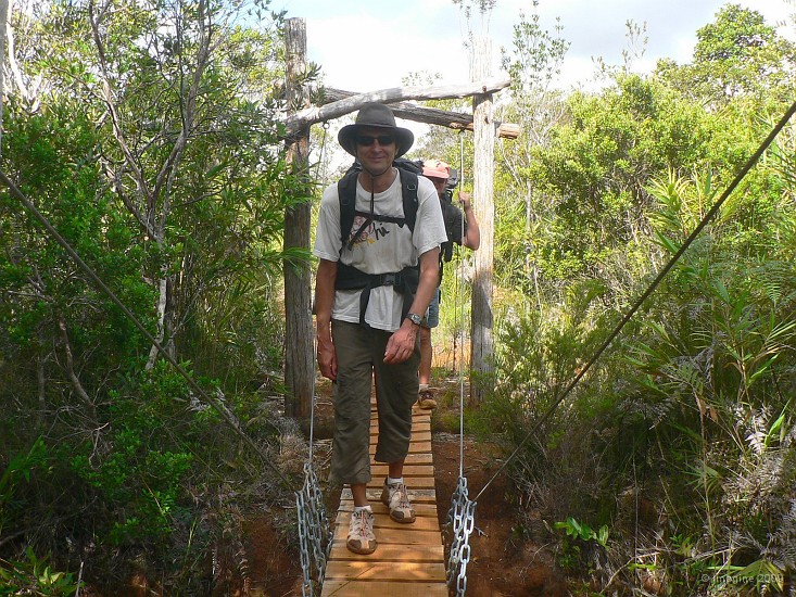 33- Petit pont suspendu pour franchir un creek.JPG